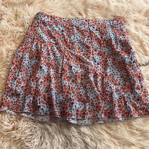 2/$20 H&M floral skirt 😍 🌺 - Picture 2 of 7